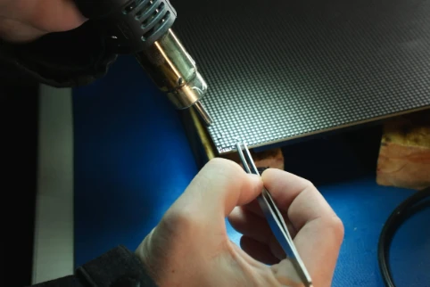 Panel quality comparison for commercial bar-type LCD shelf displays Close-up of stretched LCD display panel showing BOE Grade A quality versus degraded budget panel